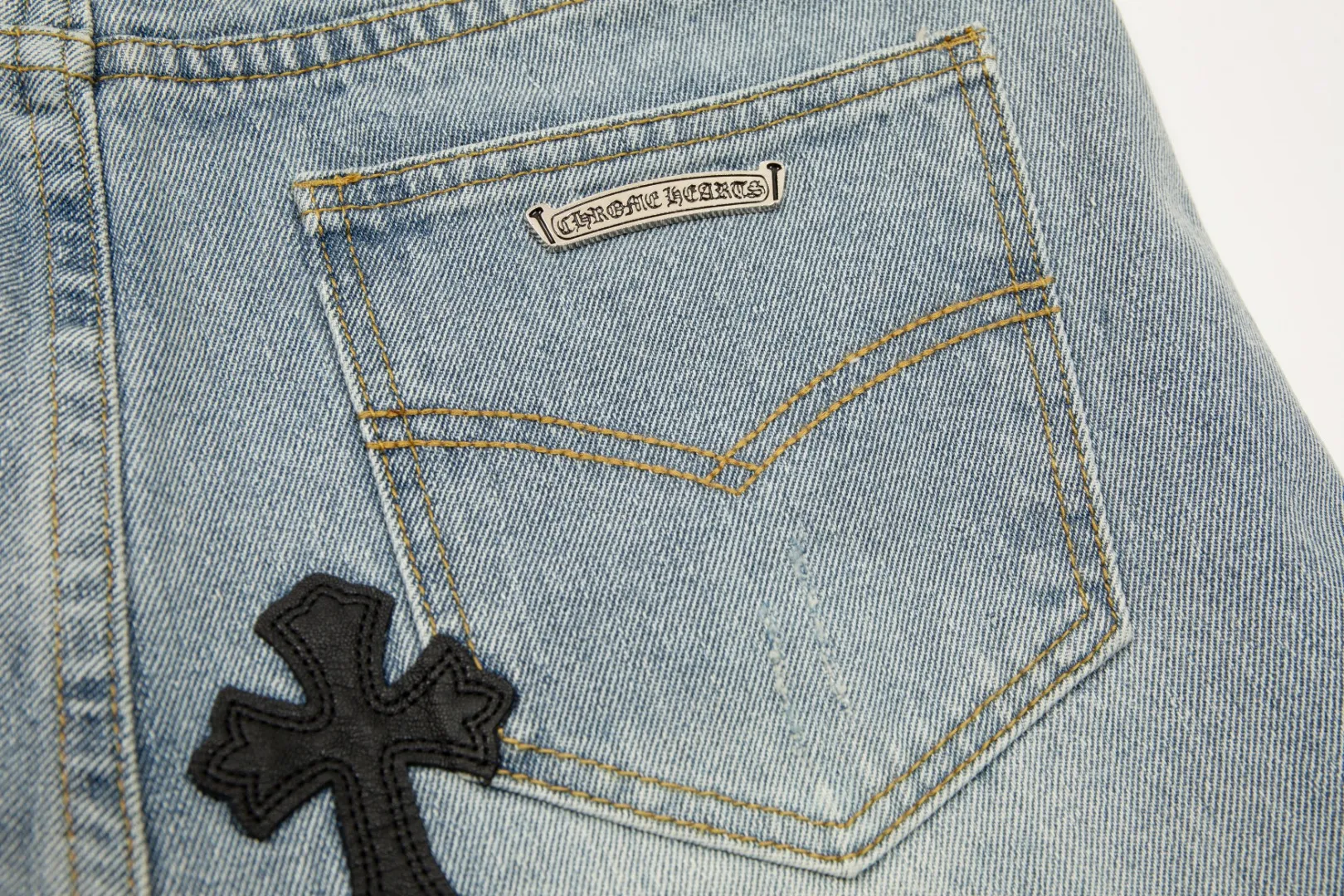 KE906#P230 The only correct leather label version on the market Chrome Hearts CH Cross embroidered distressed jeans Top ceiling quality 100% correct version The correct version is here!  Believe me this must be the best quality you will ever come across! ! Excellent value for money! !  Styles with different washes and textures are very friendly to people with thin legs and thick legs. The straight version is very flattering to the shape of the legs. The moderate length is timeless and easy to match. It is the basis of various styles and a must-have in the wardrobe! ! Add a little stacking to easily control the clean fit trend that has exploded this year. The fabric is stiff but also makes the upper body soft without losing texture. The sides and cuffs of some styles have a bone-wash effect. The vintage flavor pops up all at once. It’s really hard not to love it! ✅Correctly customize the Croxin metal leather label on the back panel. It is not sold directly with the cross on the finished jeans. 1:1 copying strives for excellence and the details are perfectly grasped. ✅The cross leather label is clear and smooth. Exquisite turning top craftsmanship. ✅Buttons, zippers and hardware are all customized versions of the Croxin LOGO. ✅High-cost washing process. Size: 28 30 32 34 36 (5 sizes)